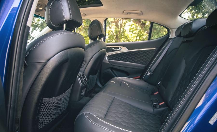 Интерьер Genesis G70 2.0T 2018 года  (NA) (фото 20 из 44)